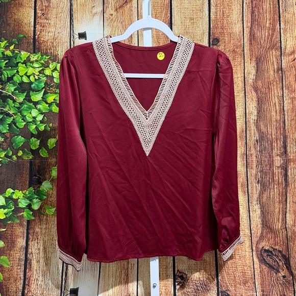 🚨(Must Bundle 3) Shiny V-neck Blouse Size L (PTP-20.5) - Picture 2 of 4